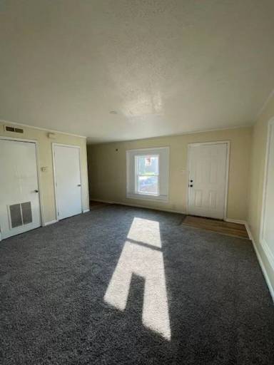 Main picture of 101 N Clay St