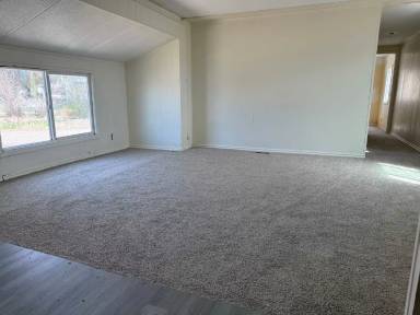 Main picture of 1021 Railroad St