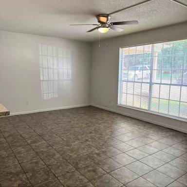 Main picture of 601 E Maryland Ave