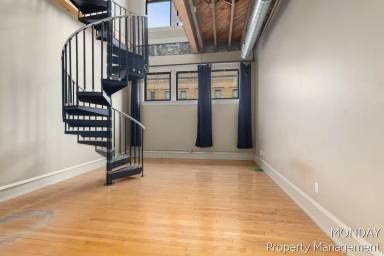 Main picture of 1 Oakes St SW