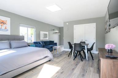 Main picture of 1020 N Victoria Park Rd