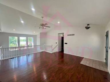 Main picture of 12 Royalltrail Ct