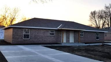 Main picture of 165 S Oak St