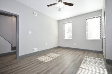 Main picture of 727 E Carson St