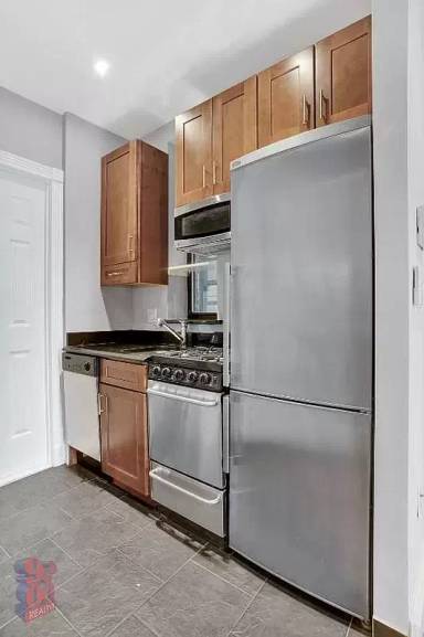 Main picture of 382 E 10th St