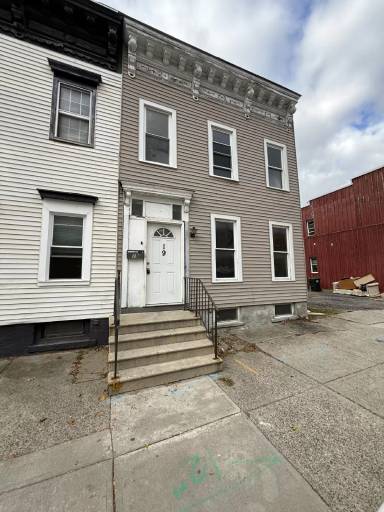 Main picture of 17 N Lake Ave