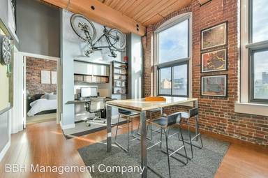 Main picture of 320 W 2nd St