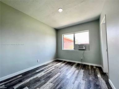 Main picture of 806 NW 7th Ter