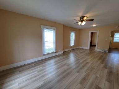 Main picture of 315 2nd St NE