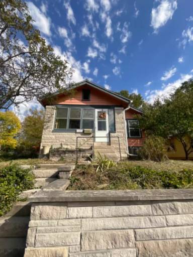 Main picture of 1305 S Lincoln St