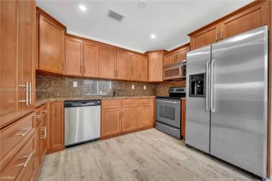 Main picture of 532 NW 43rd Ct