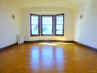 Main picture of 10 19th Ave