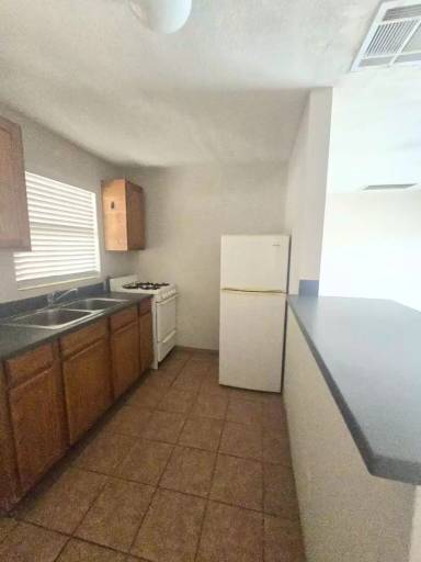 Main picture of 2443 N Treat Ave