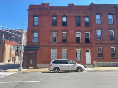 Main picture of 104 Pleasant St