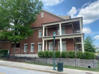Main picture of 105 E 3rd St