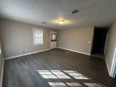 Main picture of 8 Woodbine St