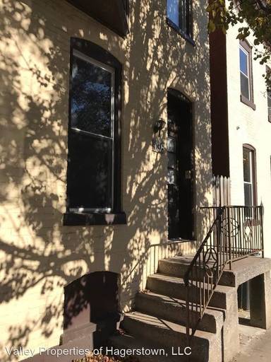 Main picture of 136 E Franklin St