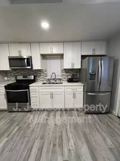 Main picture of 320 W Whittier Ave