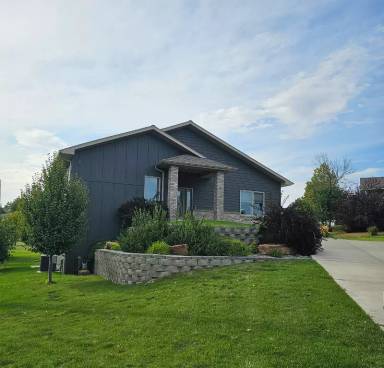 Main picture of 123 29A Ave NE