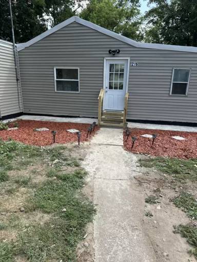 Main picture of 216 1/2 Earl Ave