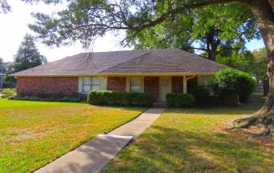 Main picture of 400 Raintree Dr