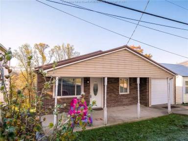 Main picture of 825 Crest Dr