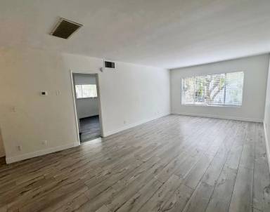 Main picture of 231 N La Peer Dr