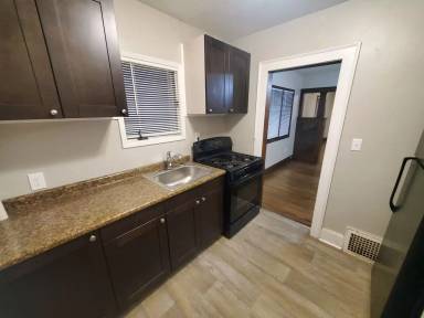 Main picture of 2726 Des Moines St