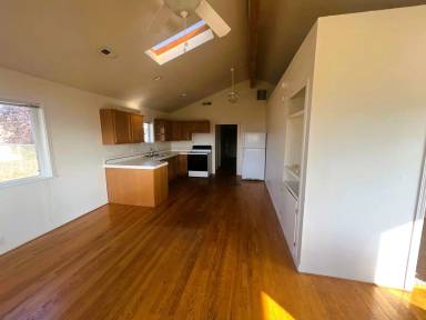 Main picture of 274 NW Meloy Ave