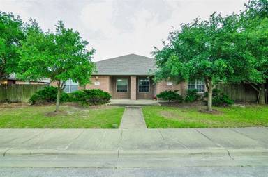 Main picture of 904 Crepe Myrtle St
