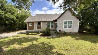 Main picture of 714 W Hurd St