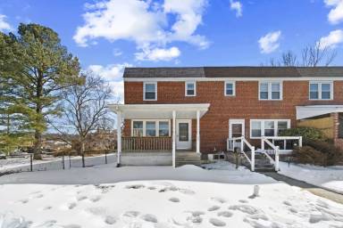 Main picture of 305 Capitol Ct