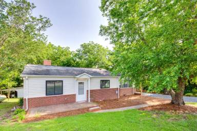 Main picture of 3113 E Highway 218