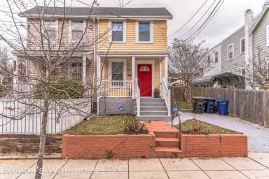 Main picture of 4626 Hayes St NE