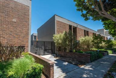 Main picture of 9301 Burton Way
