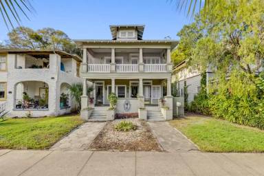 Main picture of 2303 College St