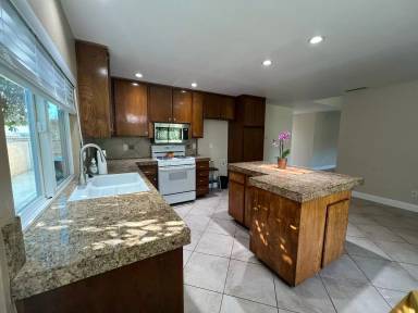 Main picture of 2374 Shreve Ave