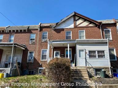 Main picture of 411 E Woodlawn St