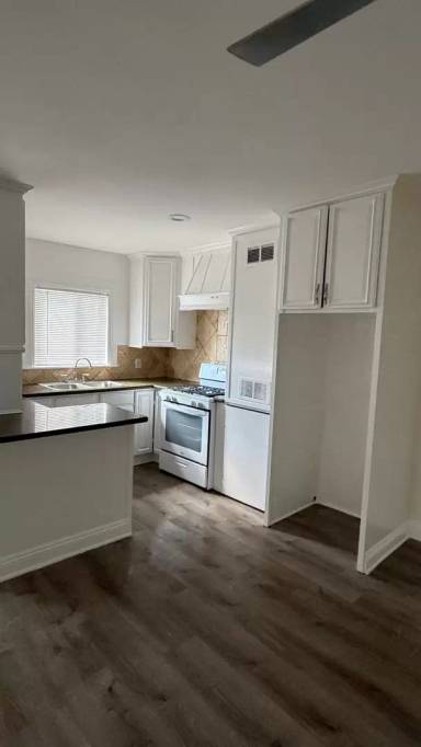 Main picture of 7305 Van Nuys Blvd