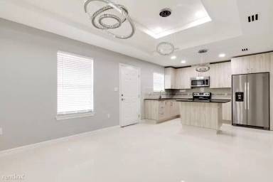 Main picture of 2820 Wolverine St