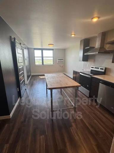 Main picture of 202 E Greenfield Ln