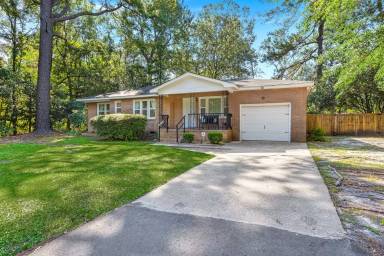 Main picture of 2611 N Oakridge Cir