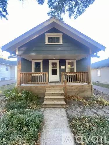 Main picture of 818 W 77th St