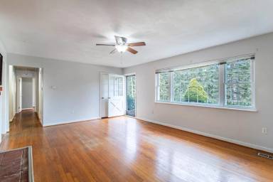 Main picture of 20 Delphia Dr