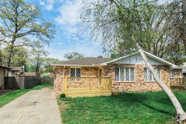 Main picture of 2144 Woodlawn St