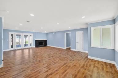 Main picture of 5235 Bellflower Blvd
