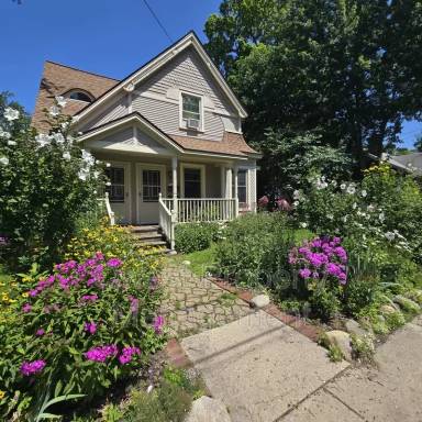 Main picture of 701 Burton St SE