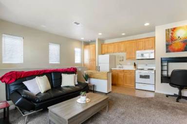 Main picture of 3170 Levante St