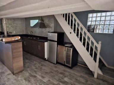 Main picture of 870 Kinsella St