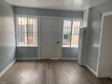 Main picture of 1241 1/4 E 64th St